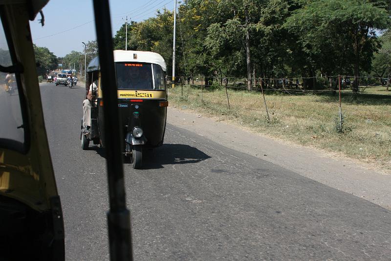 IMG_2119.JPG - Несмотря на деревенский пейзаж, воздух на дорогах страшно загазован. Понятие СО явно не известно в этой стране