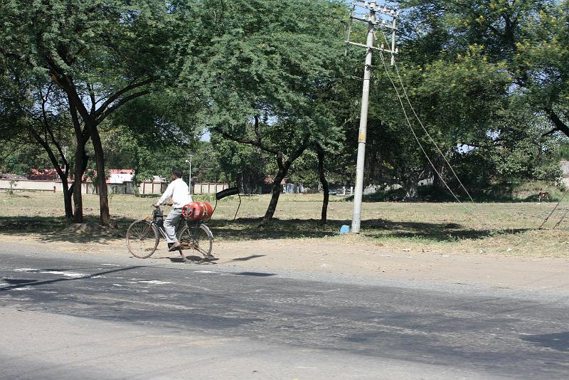 IMG_2121.JPG - Собственно и о безопастности здесь тоже мало волнуются - за спиной газовый баллон, на земле валяются провода...