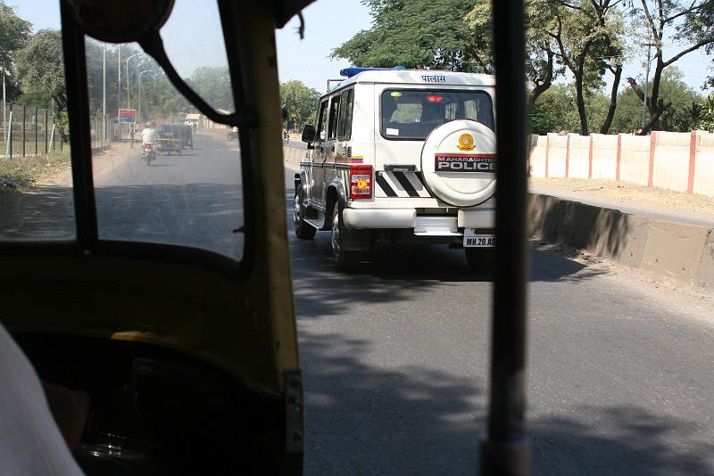 IMG_2122.JPG - Полиция в Индии строга и продажна. Нам неоднократно пришлось вести беседы с этими "милыми" людьми