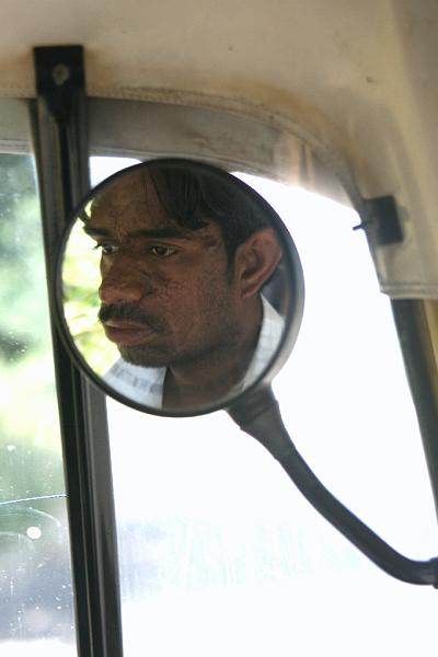 IMG_2172.JPG - Джавед. Такая удача, как мы, явно приходит этому тихому скромному человеку редко. Он должен был возить нас два дня. Но во второй день появилась смена - пронырливый брат Абрар (жаль фотка оказалась порченной, тоже весьма импозантный тип). Мы называли их Каин и Авель. Абрар-таки наколол своего братца на 300 рупей.