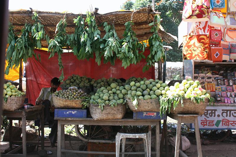 IMG_2184.JPG - Местные яблоки - приторно сладкие и делятся на сегменты с небольшой косточкой в каждом