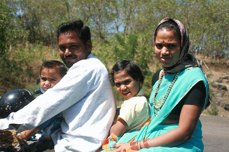 IMG_2216.JPG - Вот это семейство мы честно спросили жестами (анлийский не везде в ходу), можно ли их снять. Мужчина сразу радостно закивал, женщина молчала как сыч. Хотя я настырно ждала ее согласия