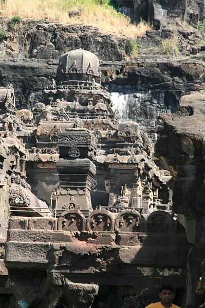 IMG_2223.JPG - Приодные склоны и каменные пещеры мешаются с водопадами и искуссной резьбой