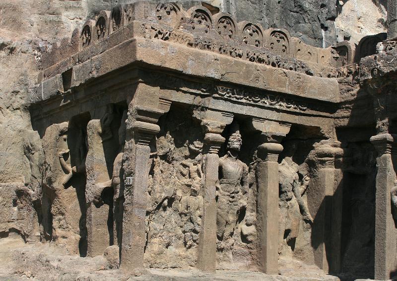 IMG_2227.JPG - Пещер много, посвящены они все разным религиям и течениям, созданы в разные века (колеблется от 10 в. до 16.)