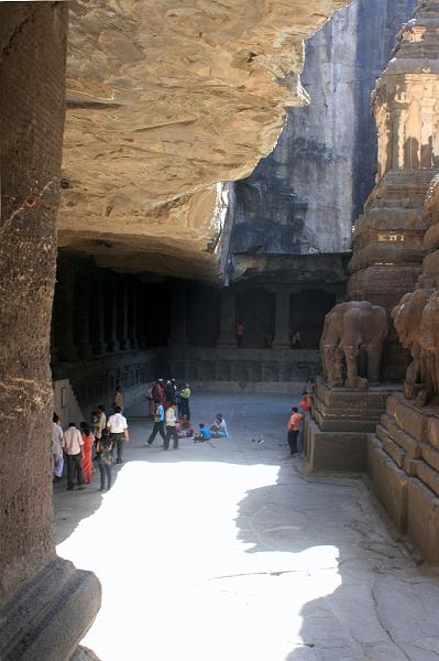 IMG_2242.JPG - Справа выглядывает кусок храма, расположенного в самом центре двора. Только по этому храму можно лазить час.