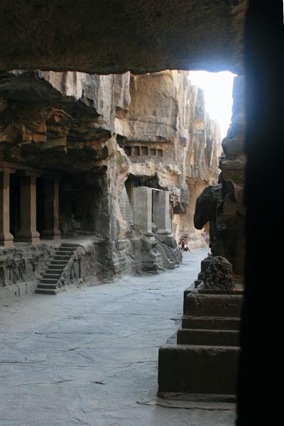 IMG_2247.JPG - А внутри в стенах есть тоннели и пещеры. И все они без турнекетов, ленточек, загородок. Хорошо у нас был малений фонарик,  метров на 10 вглубь только ушли, дальше на нас напали стаи летучих мышей ) И внутри там стоял такой специфический запах от этих существ... ни с чем не перепутаешь, если учуял хоть один раз