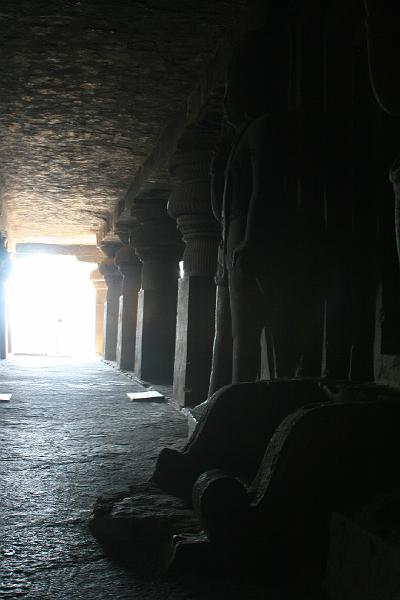 IMG_2281.JPG - Пещеры Эллоры насчитывают больше 30 пещер. Пещерой называется некий симбиоз натуральных скал и завершенных обработанных пространств. Одна пещера может быть гигантской и иметь внутрениие дворы, храмы, множество статуй, колонн, барельефов