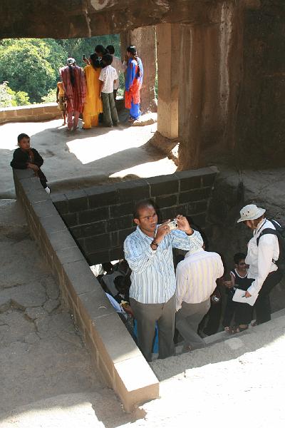 IMG_2291.JPG - Опять нарвались на какую-то кучку туристов. Все спускаются вниз по полуметровым ступеням