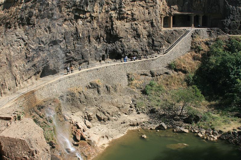 IMG_2296.JPG - И жара при этом стоит такая, что пока в душе готовимся к длинному безтеневому переходу