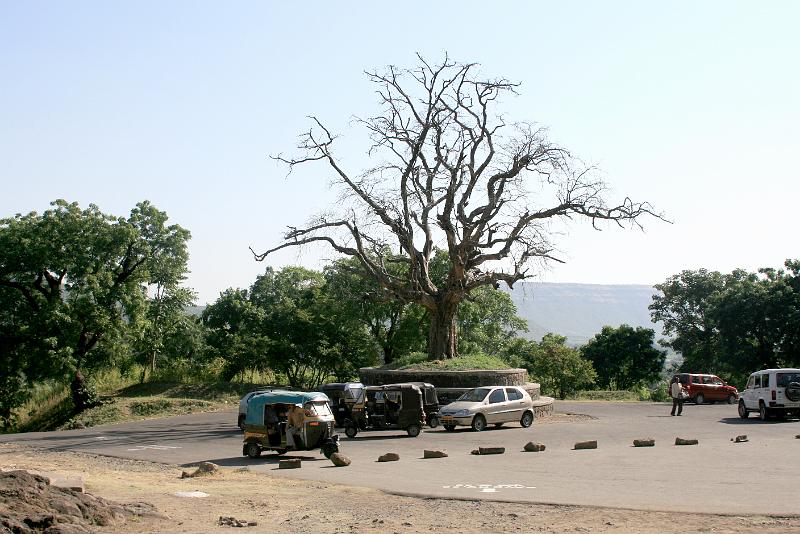 IMG_2349.JPG - Автостоянка. Ближайшая авто-рикша - наша