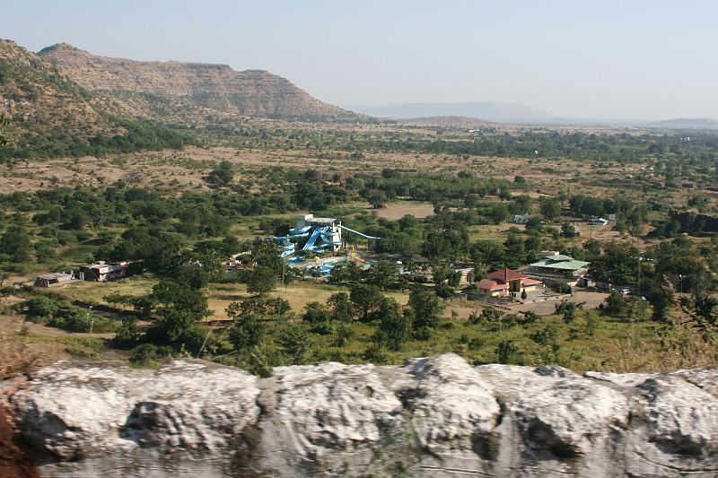 IMG_2383.JPG - Правда попадаются и более зеленые уголки. И даже не понтяно на кого рассчитаный аквапарк. Самое забавное, что если эту фоту сильно увеличить, то на крыше аквапарка огромными буквами выведено H2O