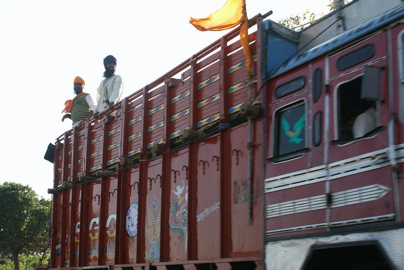 IMG_2390.JPG - А вот опять тот автобус для агитации. Посмотрите на эти мужественные лица, на эти развевающиеся бороды....