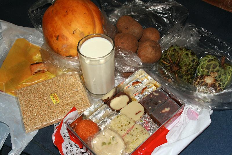 IMG_2401.JPG - О-о-о. А это наш ужин. Нас так достало хлебное индийское питание, что мы решили сделать себе разгрузочный день - индийские сладости (нереально вкусные), кунжутный козинак,, молоко и фрукты. Заслужили за тяжелый день