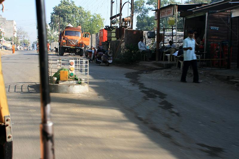 IMG_2405.JPG - Двойка за невнимательность. Посредине улицы светофор