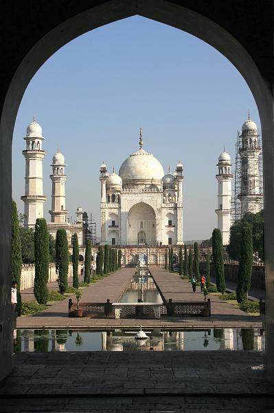 IMG_2417.JPG - И нашли его сознательную копию в Аурангабаде.. Построен всего лет на 10 позже и без толп туристов