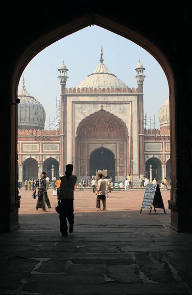 IMG_1118.JPG - Не могла пройти мимо такого - через арку видна достопримечательность... По-моему впереди еще 2-3 аналогичных фото