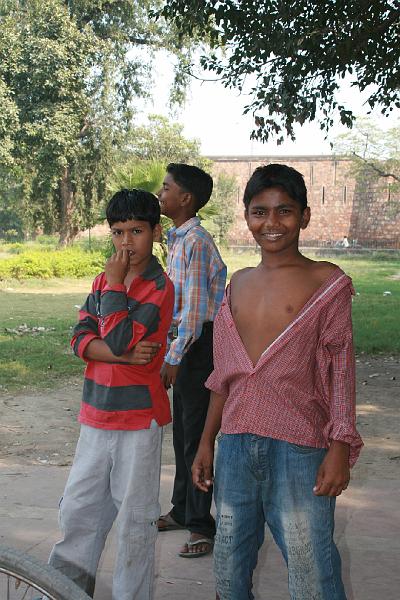 IMG_1142.JPG - Нас с позором прогнали с "поля" начинающие игроки в крикет (вселюбимая игра типа бейсбола, только бита плоская и ребристая). По спутниковому ТВ выделен отдельный канал под эту игру 