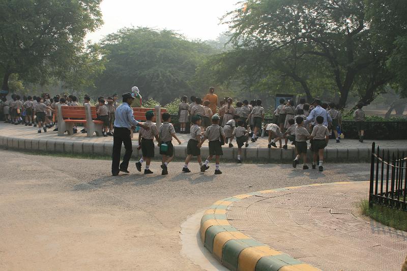 IMG_1147.JPG - Мы идем в зоопрак. Мы...и три сотни индийских детей