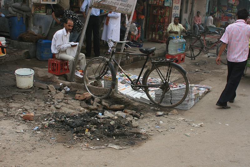 IMG_1279.JPG - Помойка - часть жизни, часть улицы. Ничего страшного нет - иметь маленький бизнес в 10 см от помойки