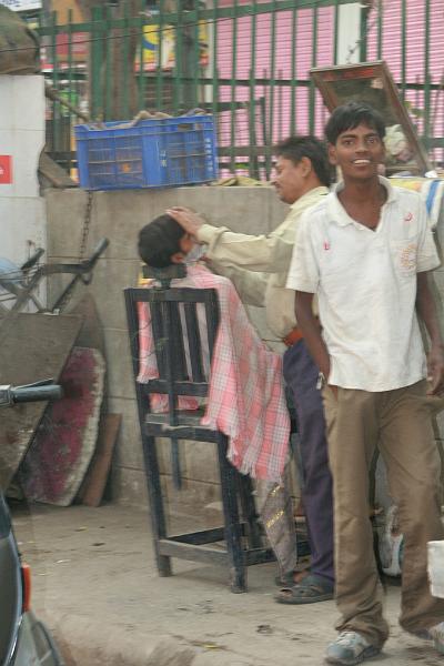 IMG_1293.JPG - Опять цирюльни. Но интересное осталось за кадром. Это мужской писсуар, состоящий только из одной кафельной стенки (белая слева) и желобков на уровне ног, по которым течет желтая вода