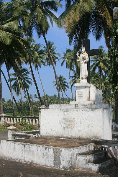 IMG_1017.JPG - На Гоа очень много католических церквей. И очень много христиан. Ведь этот штат - бывшая португальская колония