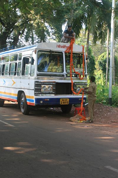 IMG_1035.JPG - К любому празднику индусы украшают дома, транспорт, себя цветами