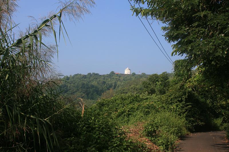 IMG_1041.JPG - Это один из фортов Гоа - но в отличие от других он закрытый. Шлагбаум, кпп, оружие наперевес. А рядом такая же закрытая ухоженная дачная резиденция кого то из верхних