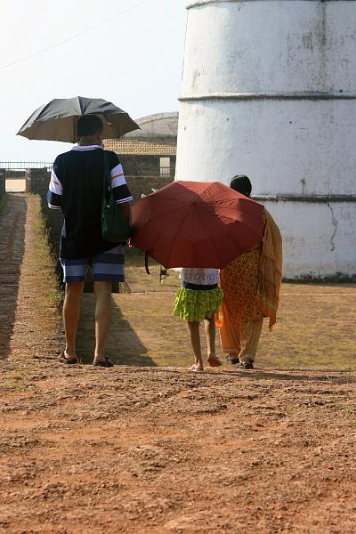 IMG_1052.JPG - Без зонтиков днем реально тяжело. С 12 до 3-х мы старались прятаться, потому что позади уже был один тепловой удар.