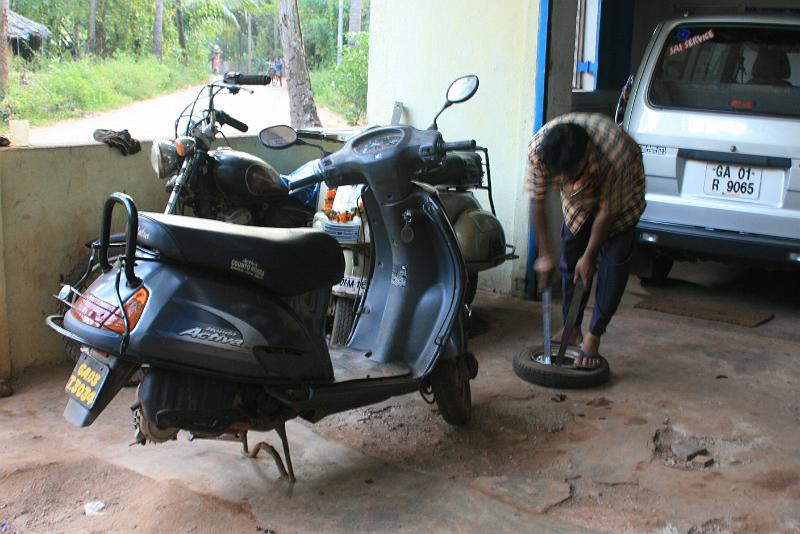 IMG_1068.JPG - Наша первая поломка, поймали шип. Самый старый мопед, на котором я ездила. Больше 60-ти на нем не ездила никогда. Потому что перед глазами стояли картины, как отваливается колесо, или сам корпус разлетается под нами на части.