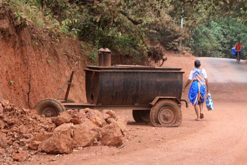 IMG_1322.JPG - Спец машина, чтобы плавить гудрон. Дальше интереснее - из этой емкости наполняется лейка, и мужчина поливает дорогу гудроном из лейки. А дальше вереница женщин носит в огромных аллюминиевых мисках на головах гравий и посыпает его на вылитый гудрон. Ночуют тут же рядом под тентами