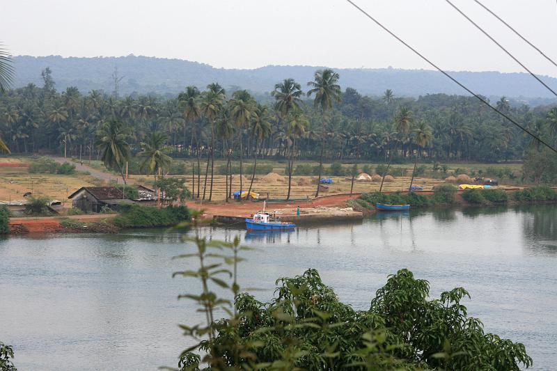 IMG_1332.JPG - Там через реку уже соседний штат - Махараштра, столица которого Мумбай