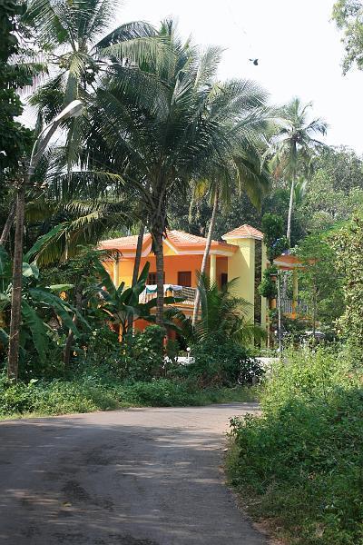 IMG_1361.JPG - Если нырнуть вглубь штата, то можно увидеть огромное количество богатых домов и вилл. Говорят почти все индийские олигархи имеют на Гоа свои загородные дачи.
