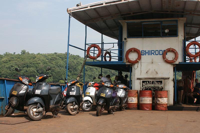 IMG_1374.JPG - При заезде на один из паромов я так газанула, что меня боком понесло в борт. Каким-то волшебством удержала мопед. После этого между нами пошли громкие обсуждения и нервные смешки. А в глазах местных работяг, которые ехали на том же пароме, можно было прочитать только одно - дикари-с, быдло-с