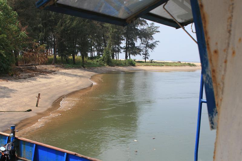 IMG_1379.JPG - Паром ходит раз в час - минут по 20 стоит у каждого берега и минут 10 плывет