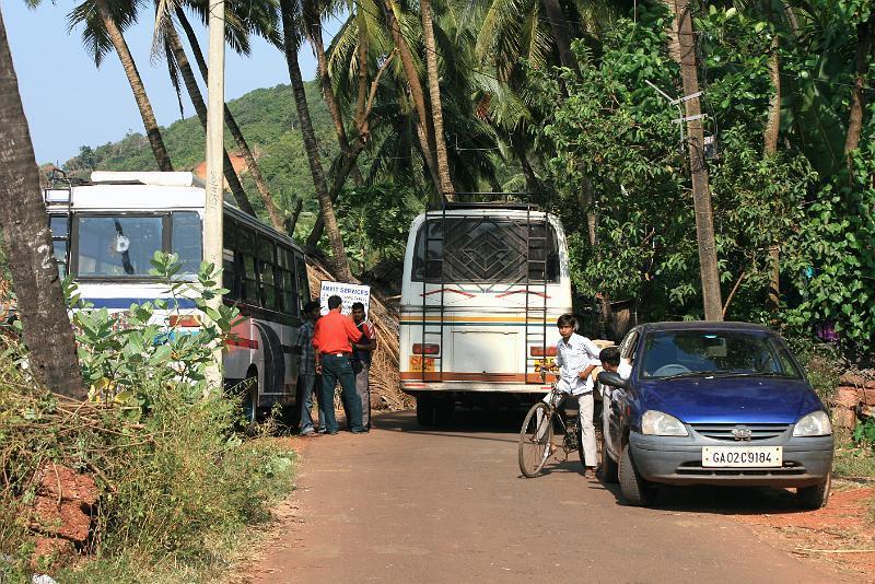 IMG_1552.JPG - Поэтому мне и кажется брать машину на прокат в Индии скучным. Кто кого перебодает на однополосной дороге