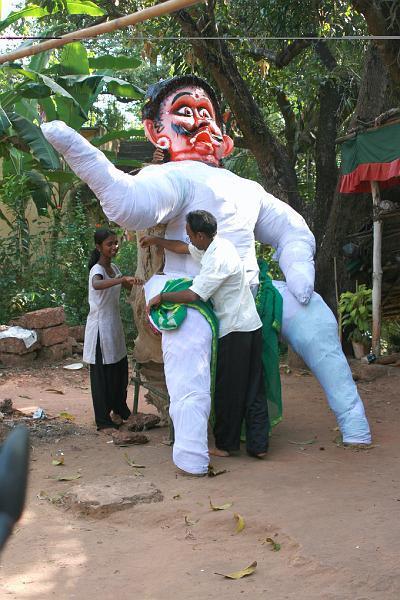 IMG_1563.JPG - Когда увидели, что белая кость заинтересовалась таким творчеством, сразу послали дочку за головой