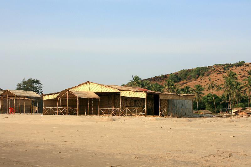 IMG_1605.JPG - А через пару недель в этих шейках будет греметь транс и народ будет сидеть, зарыв ноги в песок и смотря на звезды