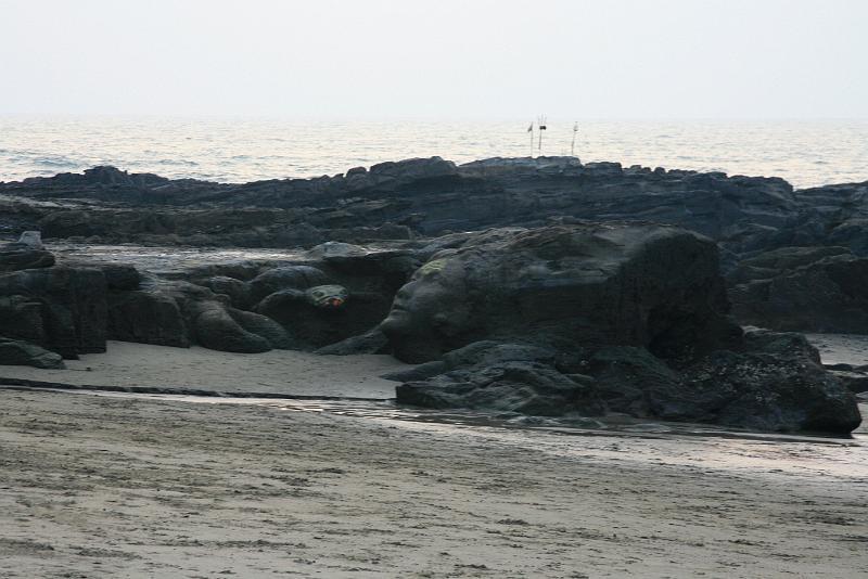 IMG_1632.JPG - На дальнем крае пляжа Вагатор есть легендарный лик Шивы. Рядом в шейках престарелые туристы раскуривают гигантские трубки мира