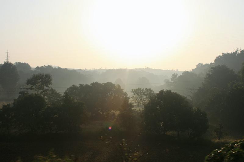 IMG_1660.JPG - Самое любимое время - восход солнца. В полях изредка видны индусы, сидящие на корточках