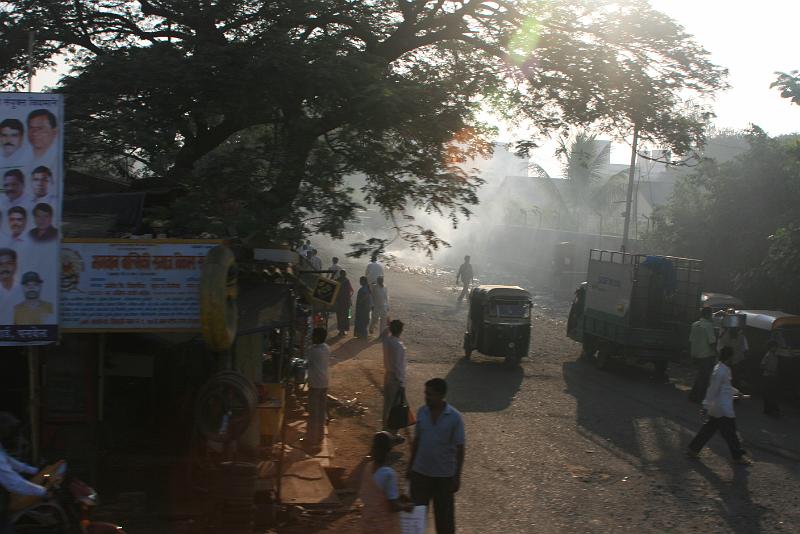 IMG_1684.JPG - Автобус катится не быстро, на наших глазах город просыпается