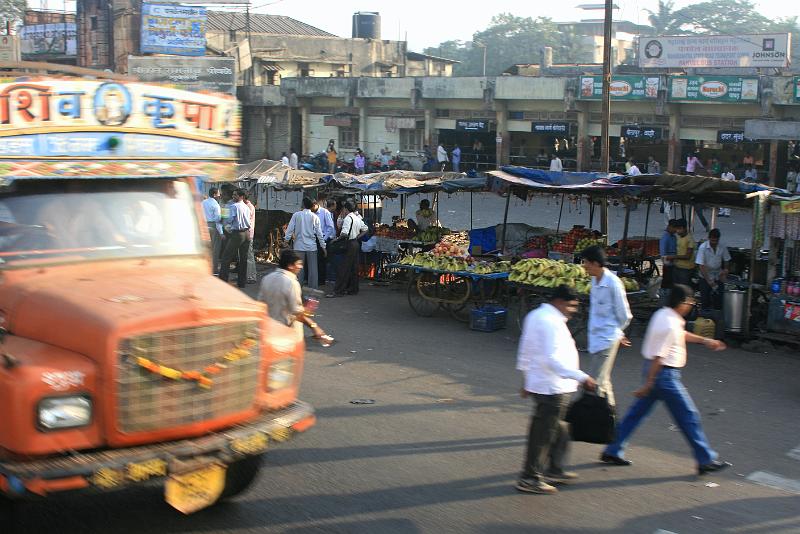 IMG_1685.JPG - На самом деле и люди и обстановка везде похожи. Ведь точно также и у нас утром открываются магазинчики и лавки, также люди торопятся на работу