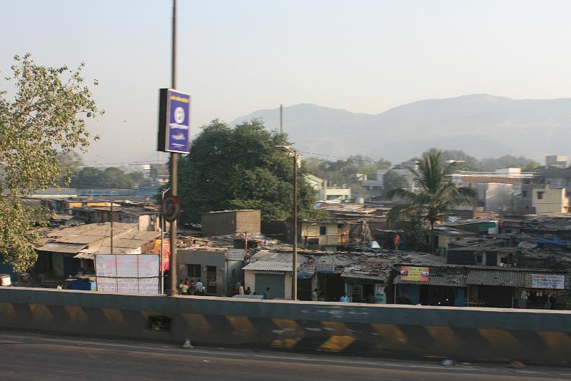 IMG_1705.JPG - Отголоски трущоб. Больше подобных фоток я не делала, хотя есть места, где подобные поля сараев простираются на много километров