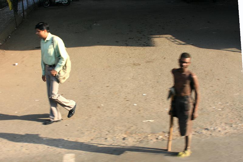 IMG_1716.JPG - Обычная картина в бедных районах - человек спокойно идет на работу, даже голову не повернет