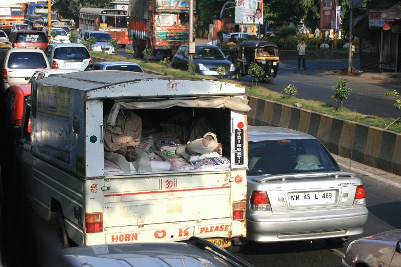 IMG_1731.JPG - Пробка сгущается. В таком режиме "едут" все основные дороги города. И трассы расположены весьма забавно - город вытянут в линию примерно на 150 км, и главгая дорога - дорога "жизни" - одна и тянется через весь город. Проcтоять вечером часа 4 как не фиг делать