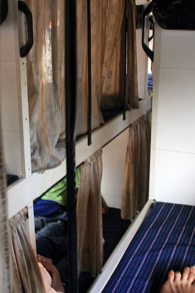 IMG_1732.JPG - Попытка вместить в кадр внутреннее убранство автобуса ... и мои смешнын пальцы на ногах ) Кстати о пальцах - у индусов, видимо из-за того, что почти не носят закрытой обуви, такие длинные и ровные пальцы на ногах... надо было сфоткать хоть одну ступню