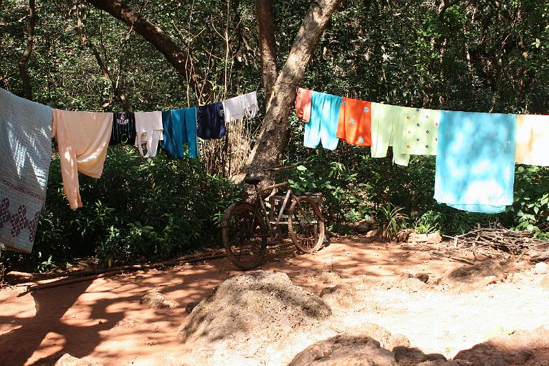 IMG_1763.JPG - Мы выбрались на променаж после непростых поисков отеля. Цены ломовые - за одну ночь просят везде от 1500 рупий (700 руб.)  Так еще и номеров нет. И отели разбросаны по всему плато