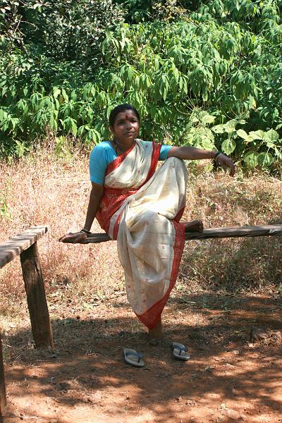 IMG_1849.JPG - Продавщица тросникового сока, который она мешает с водой из под крана. Глотнув один раз, мы больше пить такое не смогли. Зато этим был оплачен фотосеанс