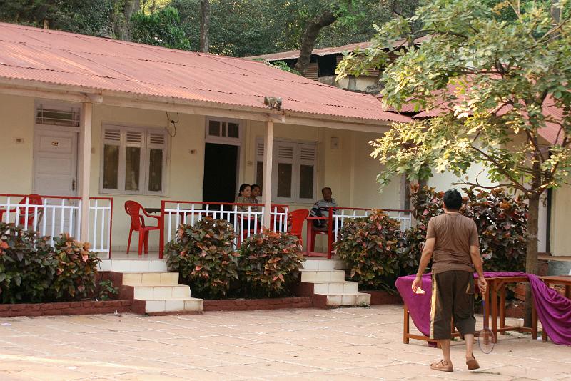 IMG_1864.JPG - Отель, который мы нашли, представялет собой квадрат с внутренним двором. По крышам носятся обезьяны с громким топотом