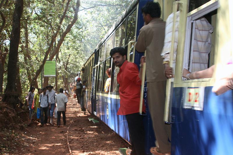 IMG_1894.JPG - Спец-поезд, который идет от подножия до верхней точки плато. За поездку делает более 200 поворотов